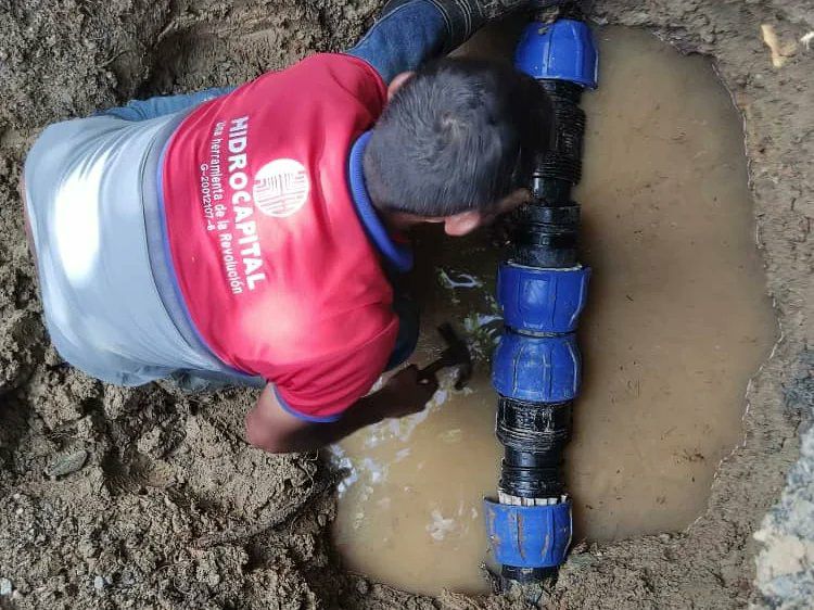 Atienden a más de 15.000 habitantes con reparación de tubería de agua en Guarenas