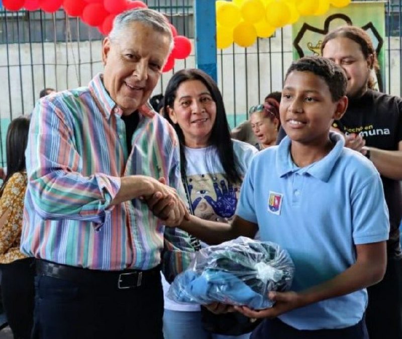 Comunas confeccionan uniformes para estudiantes de Petare