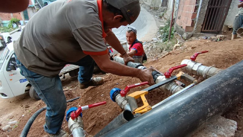 Atienden a 1.600 familias del municipio Sucre con sustitución de tuberías de agua potable