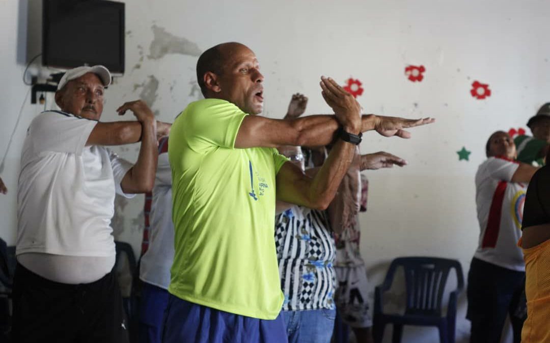 Programa de Actividad Física Comunitaria llevó bailoterapia a abuelos de Capaya