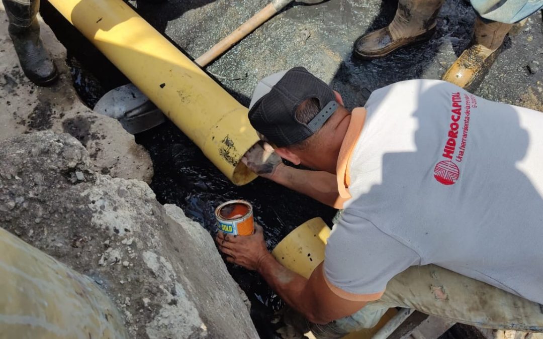 Reparan tubería de aguas servidas en Nueva Casarapa