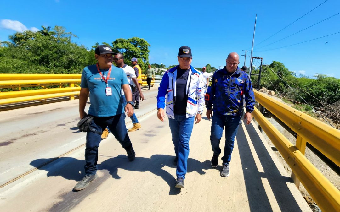 Inspeccionan obras de vialidad en Miranda