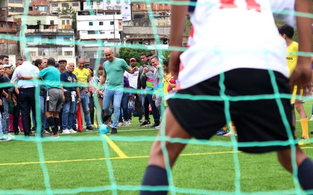 Polideportivo Mesuca estrena cancha de fútbol de grama artificial