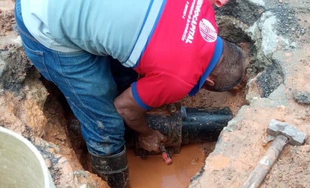 Reparan averías en sistema de agua en Los Teques