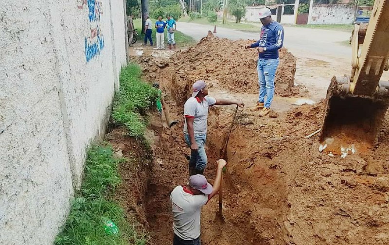 Sustituyen tubería de agua potable en carretera Santa Teresa-Santa Lucía
