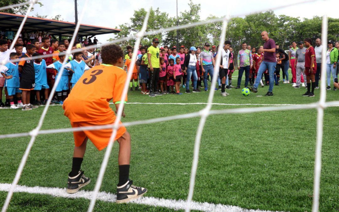 Brión estrena cancha de fútbol de grama artificial