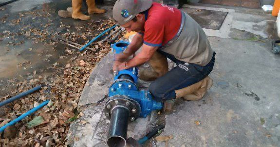 Reparan tuberías de agua potable en Sucre mediante 1×10 del Buen Gobierno