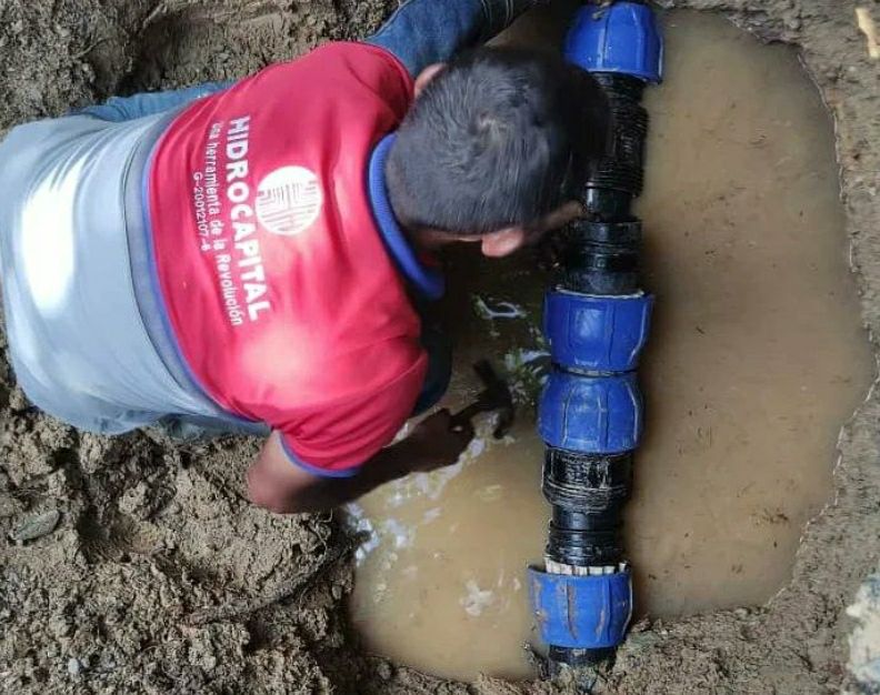 Reparan tubería de agua potable en La California Norte