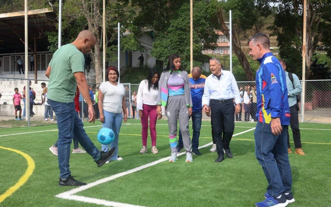 Cancha de fútbol de grama artificial estrenan en Filas de Mariche