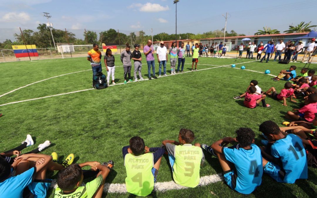 Nueva cancha de fútbol de grama artificial inauguran en Río Chico