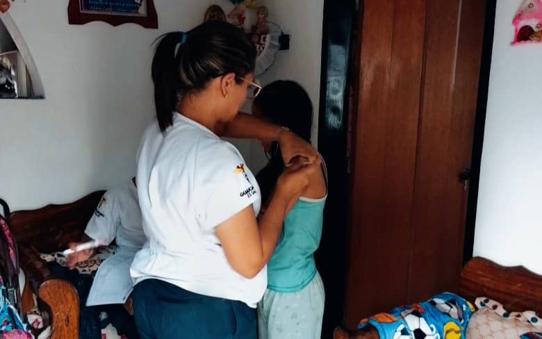 Realizan vacunación casa por casa en Los Teques