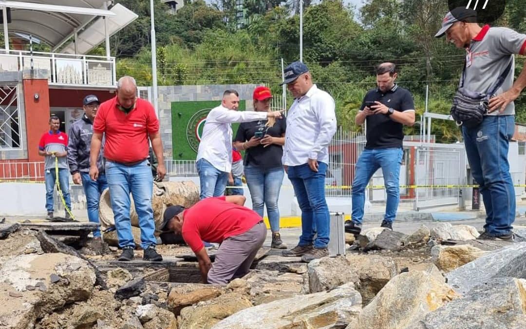 Atienden avería en tubería matriz de San Antonio de Los Altos