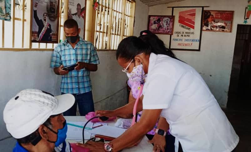 Abuelos de Independencia reciben atención médica integral