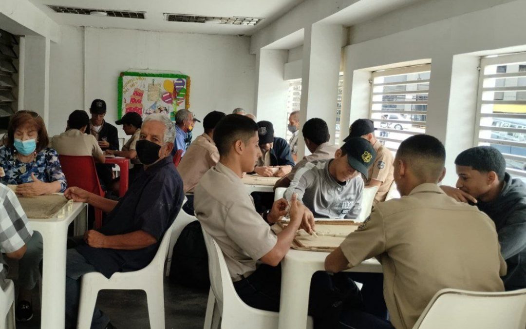 Abuelos intercambian saberes con estudiantes mirandinos