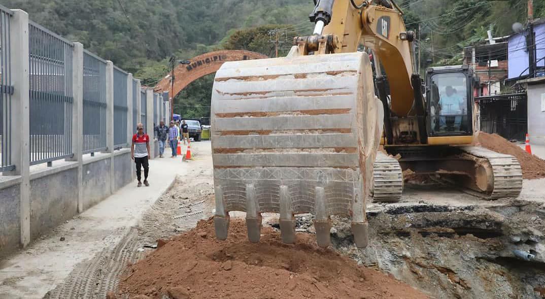 Culmina reparación de tubería en avenida principal de La Guairita