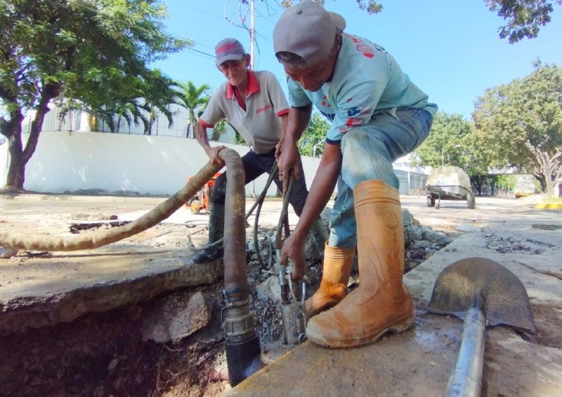 Reparan tubería de agua potable en Sucre mediante 1×10 del Buen Gobierno