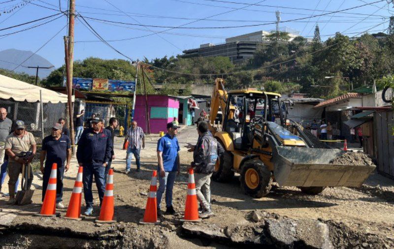Atienden avería en tubería de agua potable de La Guairita
