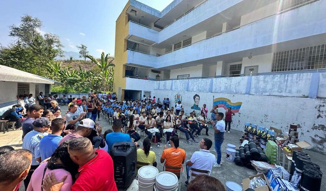 Bricomiles llegan a liceo Ezequiel Zamora de Guatire con el 1×10 del Buen Gobierno