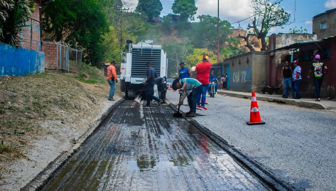Mejoran vías en Las Brisas del municipio Cristóbal Rojas
