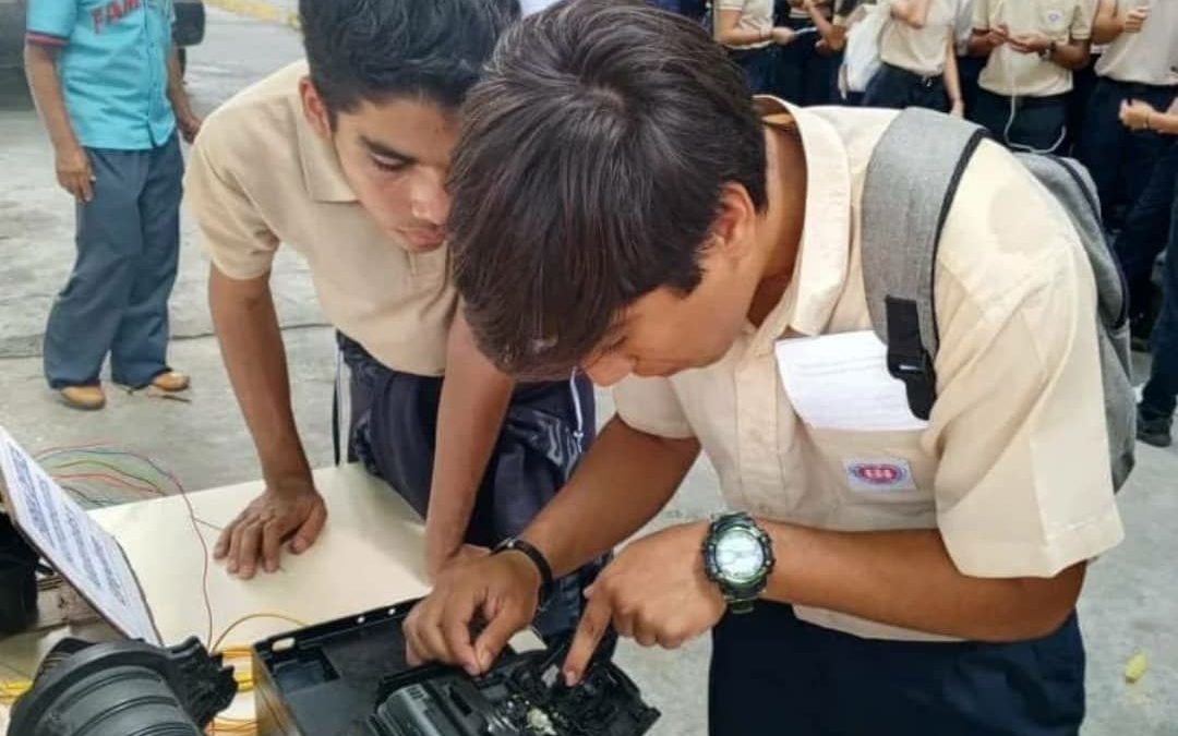 Semilleros Científicos de Guarenas aprenden sobre telecomunicaciones