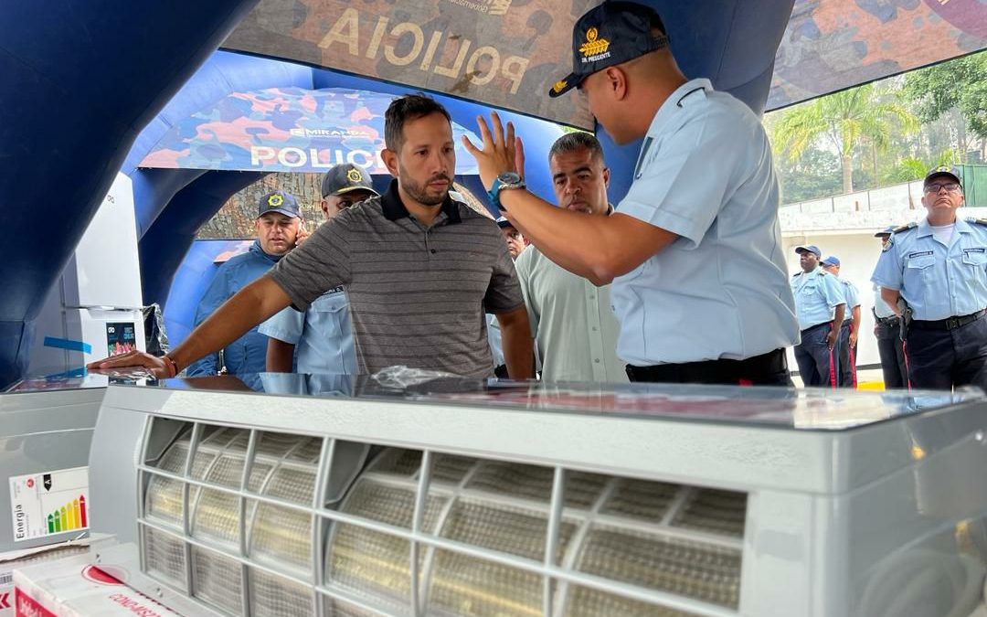 Entregan dotación a funcionarios de la Policía de Miranda en Los Teques