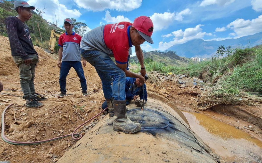 Avanza reparación de tubería de agua potable en El Encantado