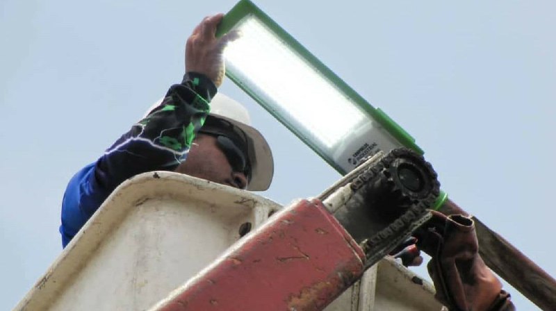 Mejoran sistema de iluminación en urbanización Samanes de Betania