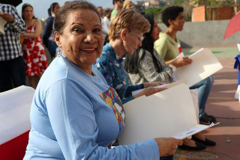 Familias de Loma Alta recibieron títulos de propiedad de viviendas