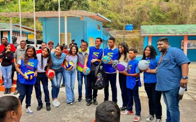 Entregan dotación  deportiva a liceo Fernando Paz Castillo en Araira
