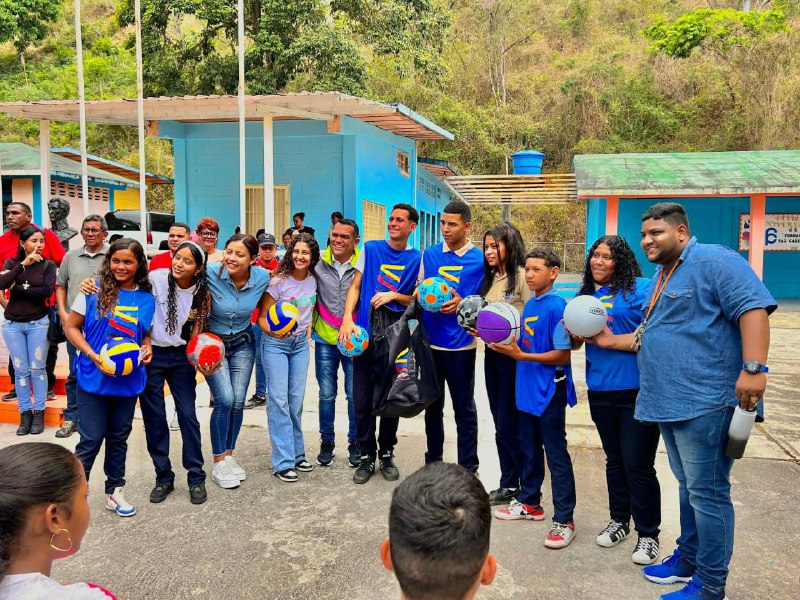 Entregan dotación  deportiva a liceo Fernando Paz Castillo en Araira