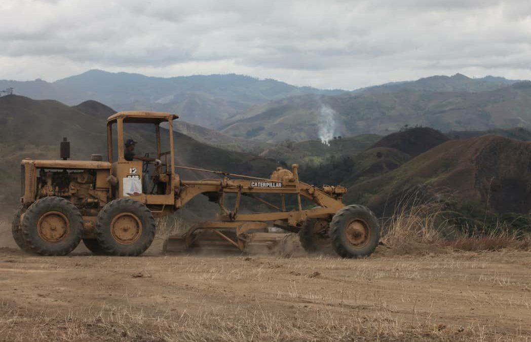 Inspeccionan rehabilitación de vialidad agrícola y ciclo de siembra en Simón Bolívar