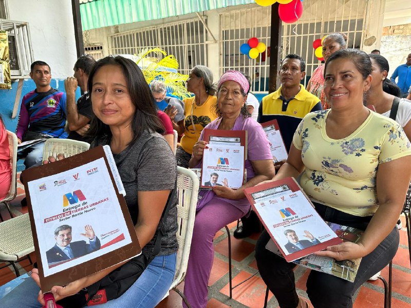Más de 60 familias de Las Clavellinas en  Guarenas recibieron títulos de tierra urbana