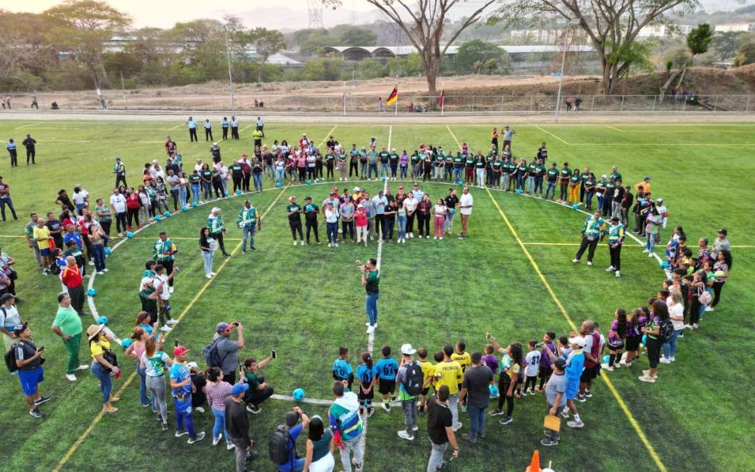 Cúa estrena cancha de fútbol de grama artificial
