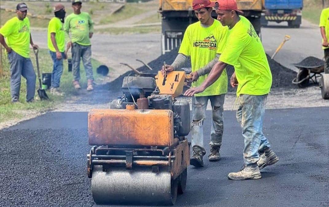 Trabajos de asfaltado realizan en urbanismo de Independencia