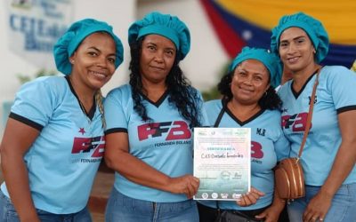 Madres cocineras en Urdaneta reciben certificados de formación sobre conucos escolares
