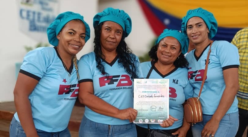 Madres cocineras en Urdaneta reciben certificados de formación sobre conucos escolares