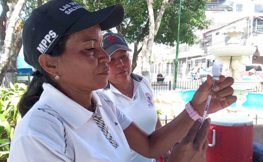 Inicia jornada de Vacunación de las Américas en plaza Bolívar de Santa Lucía