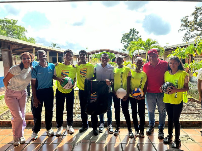 Entregan dotación deportiva a estudiantes del liceo Juan Francisco de León de Caucagua