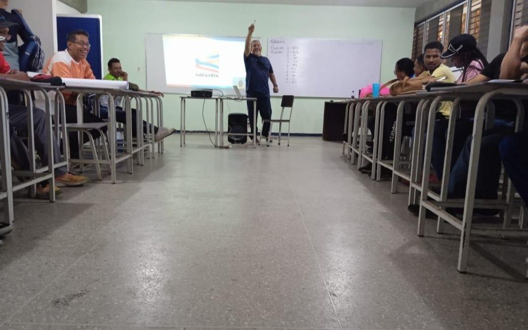 Entrenadores barloventeños aprenden técnicas de fisiología aplicadas al fútbol campo