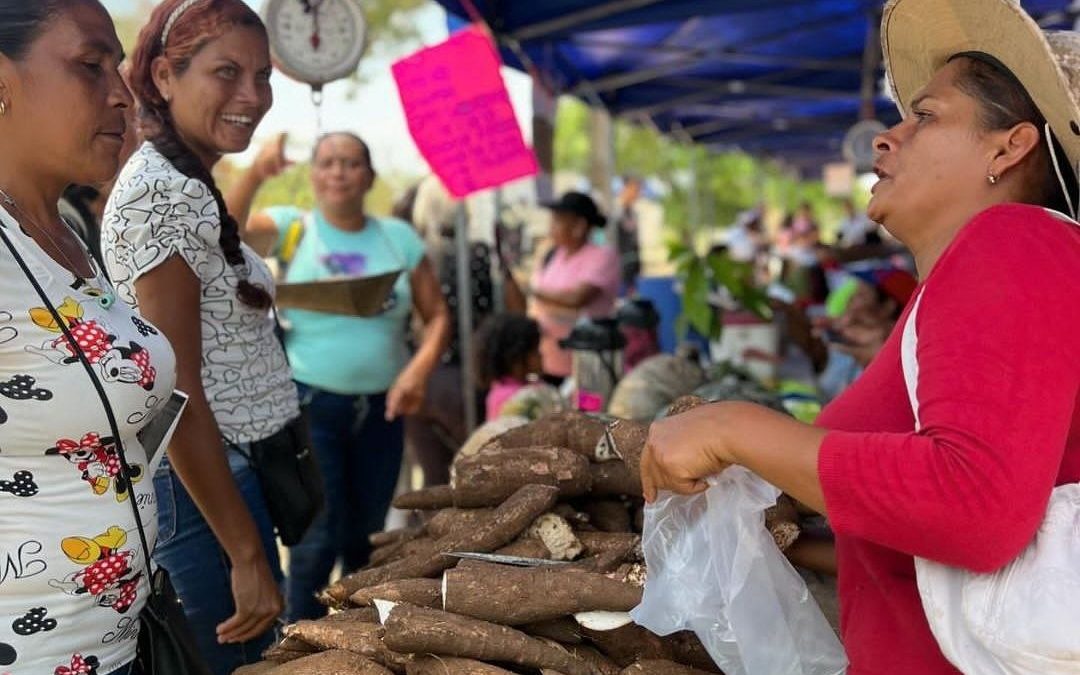 Atención médica y distribución de alimentos llevan a agricultores de Independencia