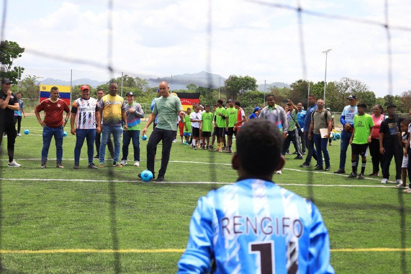 Futbolistas de Marizapa estrenan cancha de grama artificial