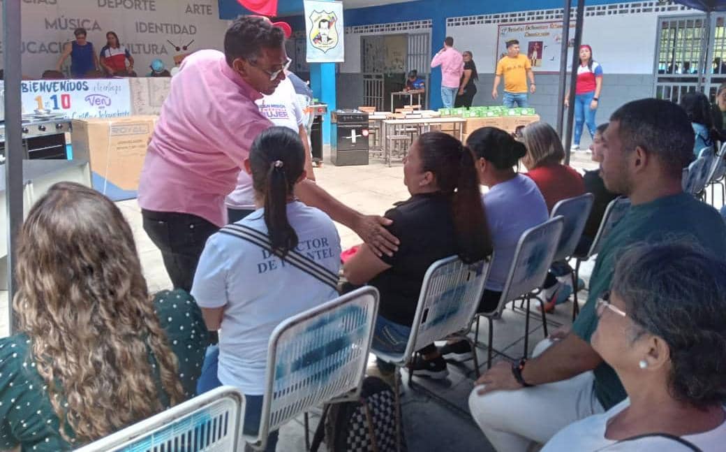 Equipan escuelas de Paz Castillo a través del 1×10 del Buen Gobierno