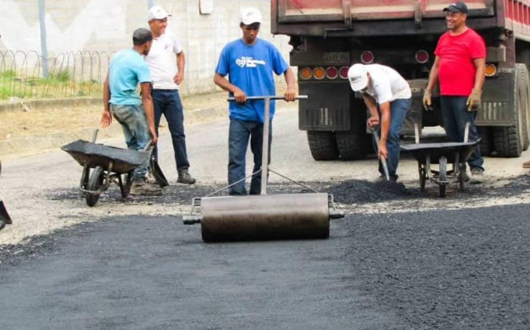 Con trabajos de asfaltado mejoran carretera Charallave-Cúa