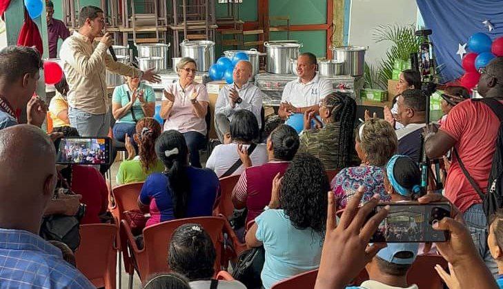 Escuelas de Acevedo reciben dotación a través del 1×10 del Buen Gobierno