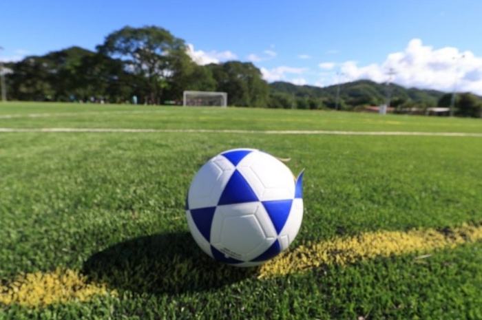 Inicia renovación de campo de fútbol del polideportivo de Cartanal