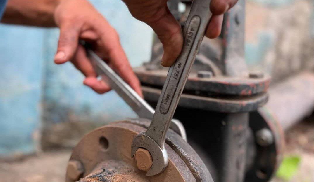 Reparan ducto de agua en Guarenas