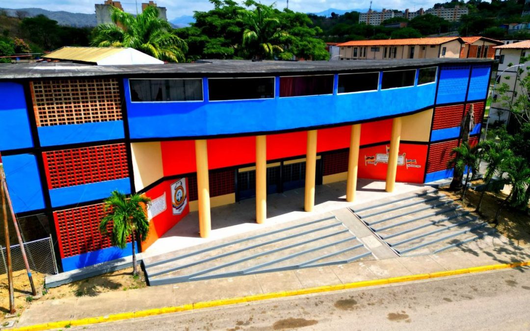 Inspeccionan renovación de colegios en Cristóbal Rojas