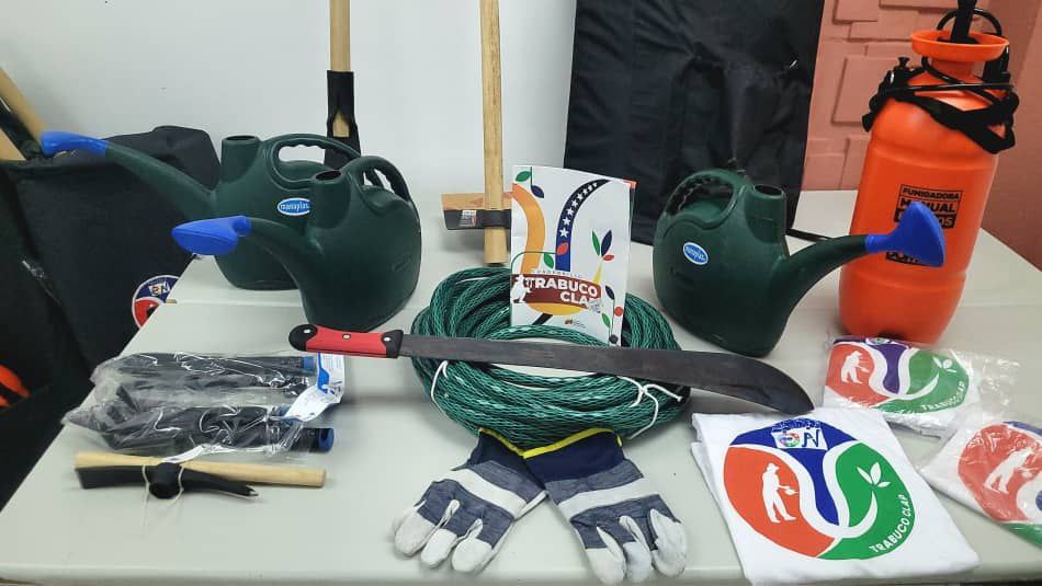 Entregan semillas y equipos a productores de Andrés Bello