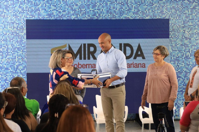 Con equipamiento de laboratorios en Miranda inicia formación especial en ciencias para docentes