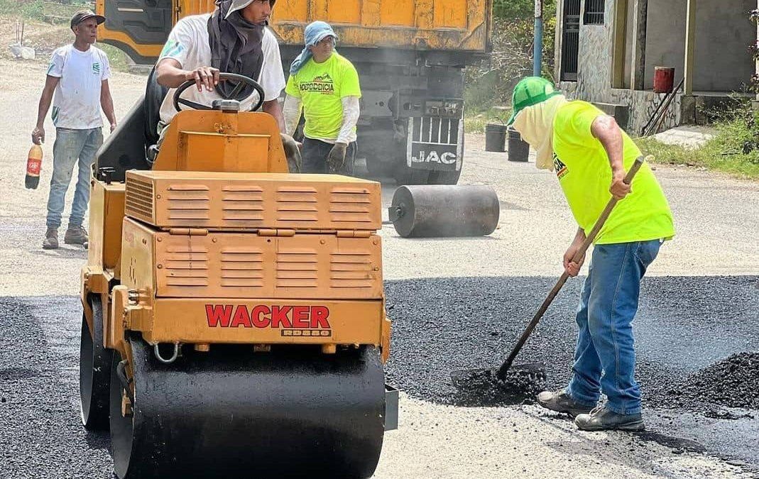 Asfaltan vías de urbanización Gran Mariscal de Ayacucho en Independencia